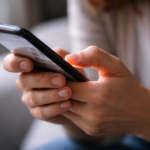 “엄지손가락이 변하고 있다”… 스마트폰 사용이 손 구조를 바꾸는 신경·기계적 적응